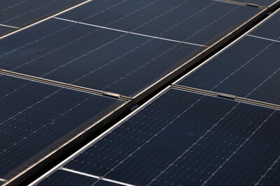 Rooftop solar panels, a distributed energy resource, at Gallaudet University in Washington DC. Credit: The Pew Charitable Trusts.