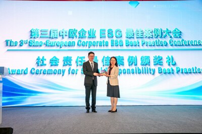 Huang Yiyang, Consul General of the People's Republic of China in Frankfurt (left), presented the award to the representative of Sinopec.