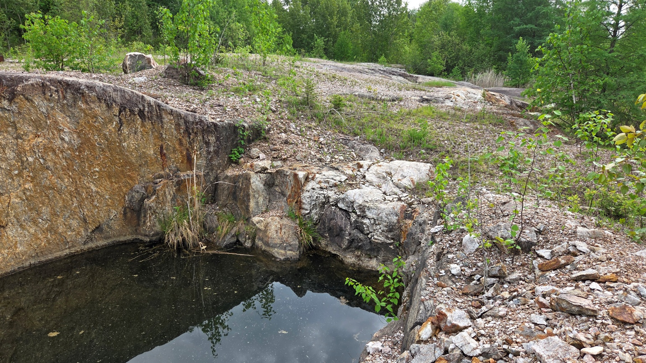 Historical end of mining on the quartz vein at McKenzie Gray due to low gold prices - demonstrating potential upside.
